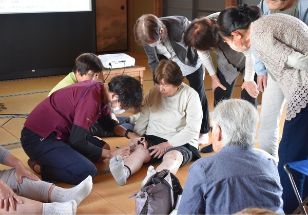 理学療法士が参加者一人ひとりの膝の状態を確認しながら、日常生活で実践できる運動やケア方法を指導する様子。