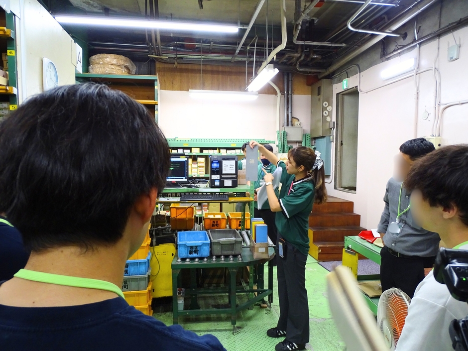 倉庫見学の様子