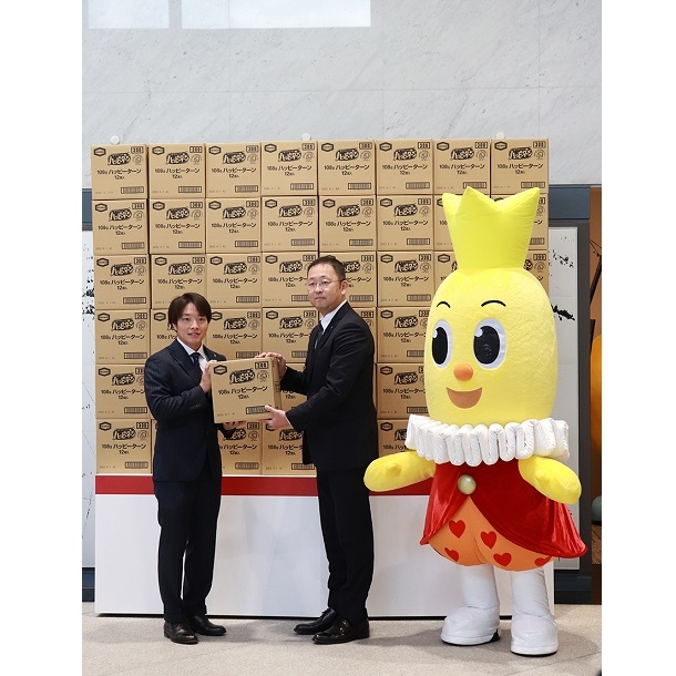 ▲贈呈式の様子(左:アルビレックス新潟 高木選手、右:亀田製菓 高木COO)