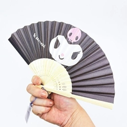 ずっと開いていたいぐらいカワイイ。サンリオキャラクターのミニ扇子キーホルダーはミニサイズで持ち運び便利で愛嬌抜群なんです。