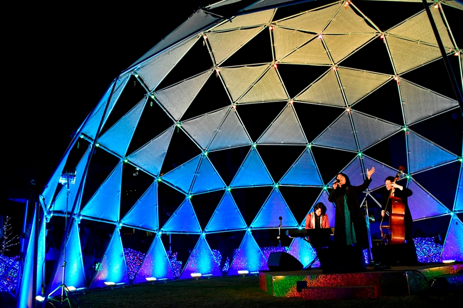 松本圭使さん(一番左)らのジャズの生演奏 2