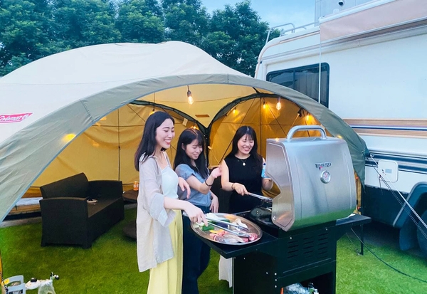 仲間とグランピングBBQを楽しむ