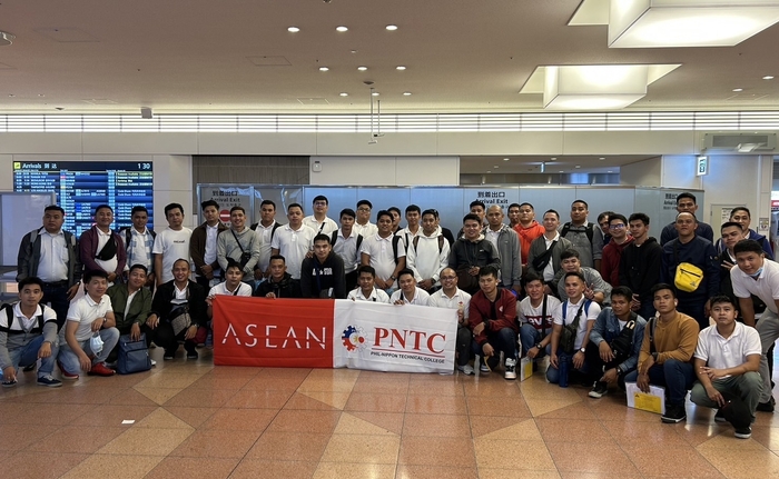 第1回目合格者の内、49名が日本入国した様子 5月30日