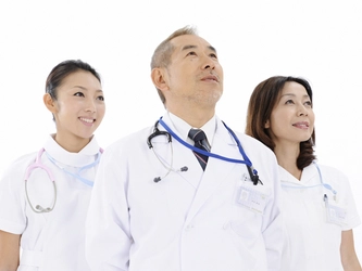 治療を行っている中規模以上の病院は60％。 ワクチン接種に4,000回以上協力した医師も　 ～第10回新型コロナウイルス感染症に関する医師調査を実施～