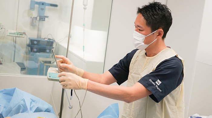 脂肪吸引の最新技術を外部ドクターにレクチャーする長野医師