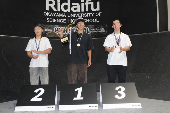 高校生男子で優勝した溝垣選手（中央）、２位の寺林選手（左）、３位の上村選手（右）