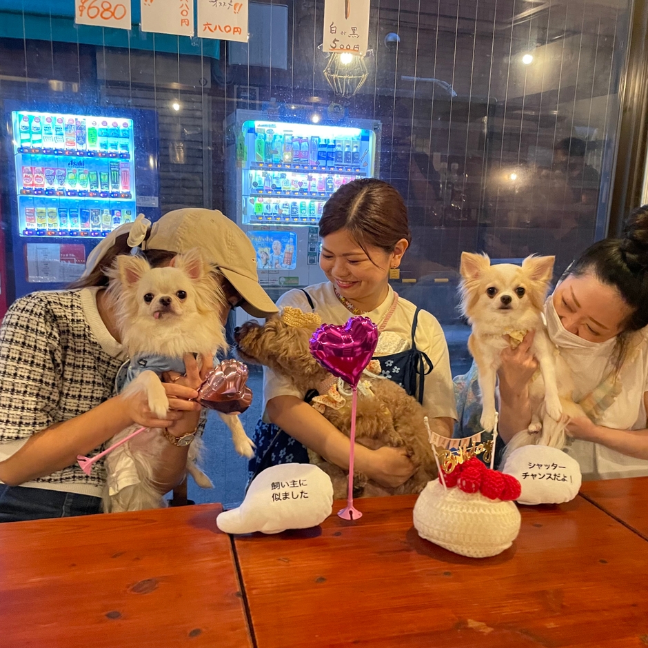 お客様通しのふれあいも楽しいバーです