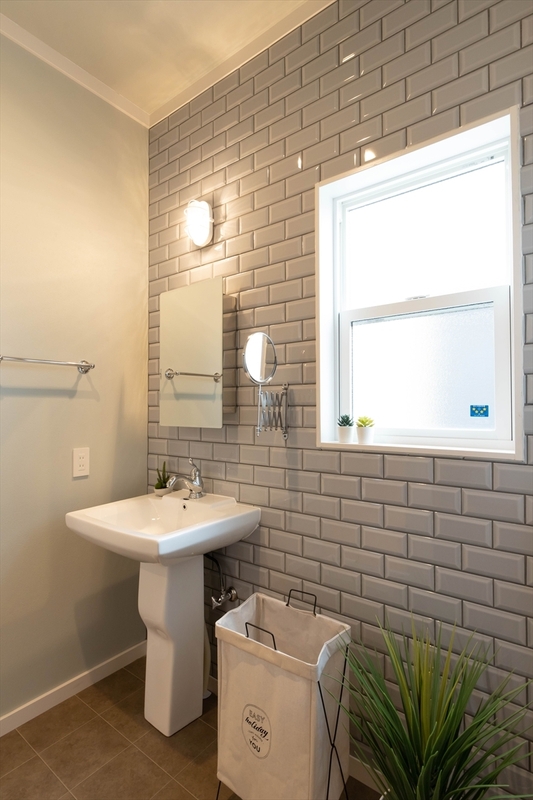 グレーのタイルがおしゃれな脱衣洗面所