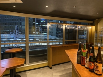 都内3店舗目　純米酒専門の立ち飲みバー 「純米酒専門YATA新橋店」オープン　 ～バルコニーから鉄道を眺めながら飲める日本酒バー～