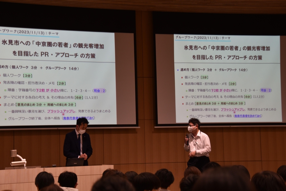 提案された観光客増加策を聞く岩坪さん(左)と森助教