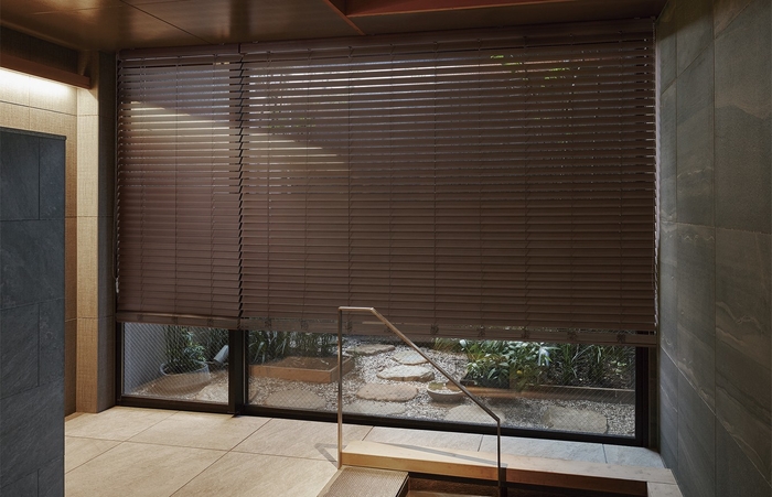 ウッドブラインド：天然木の風合いが空間に温かみと高級感を演出。来客スペースや役員室におすすめです。
