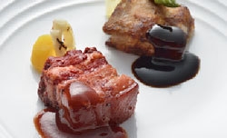 (2)黒酢と紅麹の豚角煮二種