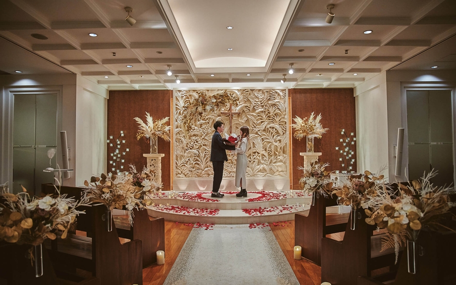 大理石のバージンロード、天然木や祭壇のレリーフなど自然のモチーフに彩られたプライベートチャペルでのプロポーズイメージ