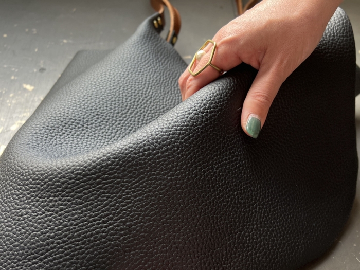 傷や汚れに強い革です