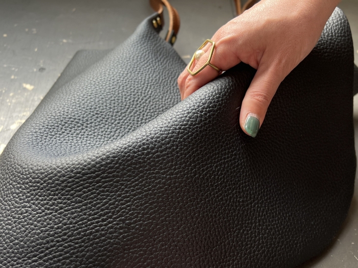 傷や汚れに強い革です