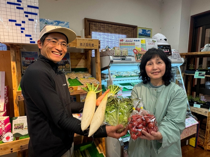 道の駅で収穫した野菜を販売する様子