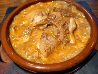ホルモン屋で修行したオーナーシェフが作るスペイン料理 『カジョス』(モツのトマト煮込み)発売！