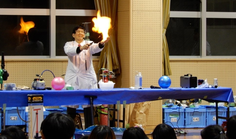 過去に開催したサイエンススクールでの実験の様子