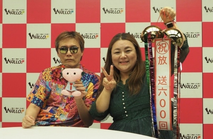 左からMars Babyを手にするGOD、SIZUKU