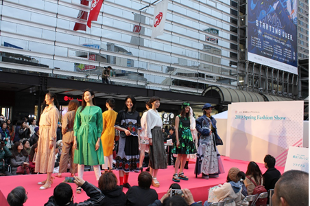 横浜駅西口・駅前広場で「２０１９オータム ファッションショー」を開催