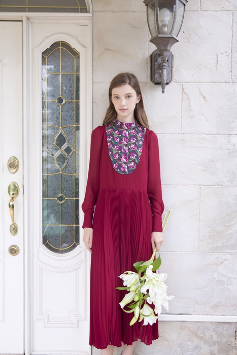 フロントヨークアコーディオンプリーツワンピース 73,700円(税込)