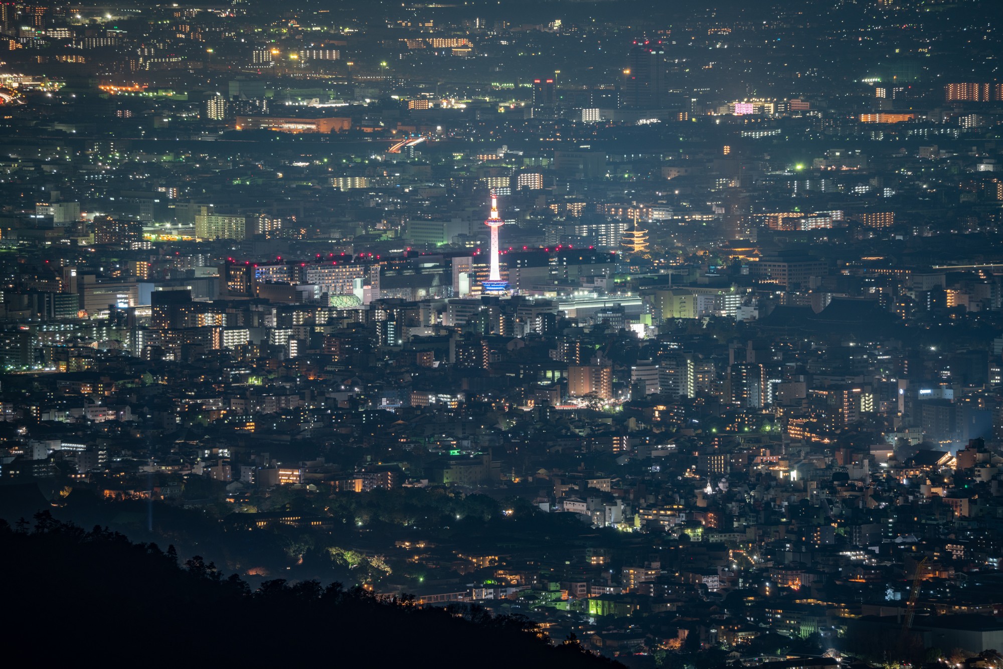 ▲比叡山から望む夜景(京都市街地)