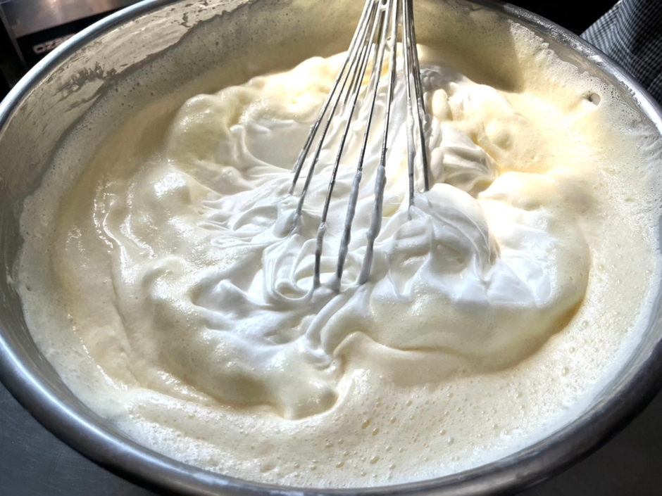国産のクリームチーズ、卵、牛乳とたっぷりのメレンゲを使用