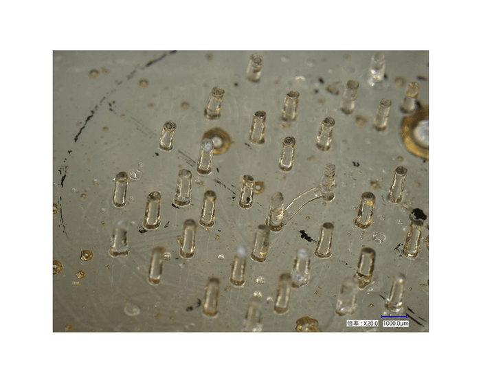 人体に優しい素材で作った、体内で溶解する生分解性マイクロニードル