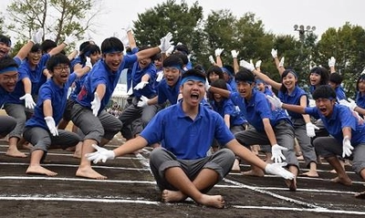 生徒約1,000人が参加、福山地区最大規模の体育祭を開催　伝統の応援合戦と名物の巨大看板を今年も実施！