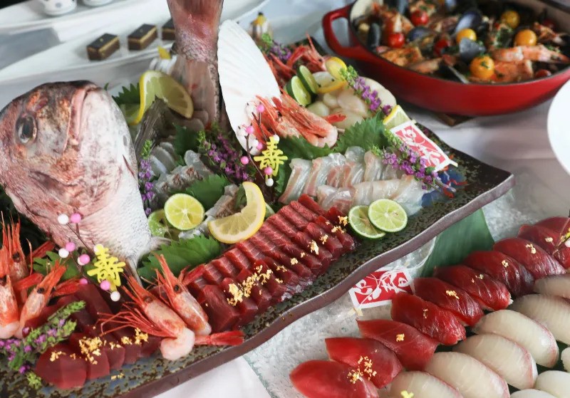 鯛の姿造りや握り寿司も！