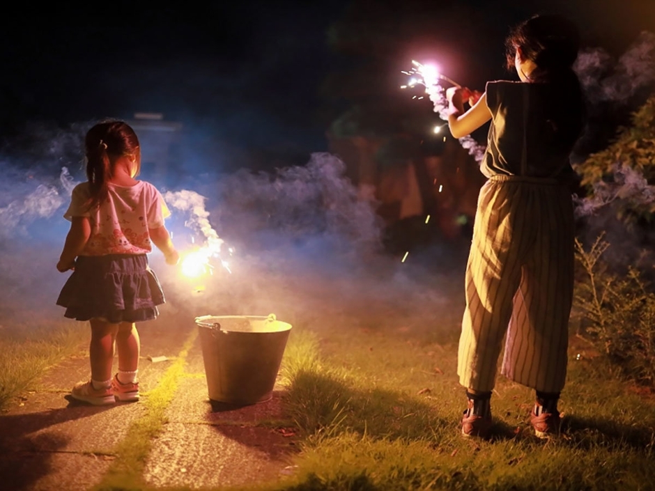 食後に、バケツを持って外でキラキラ花火。夏の思い出の1ページに。