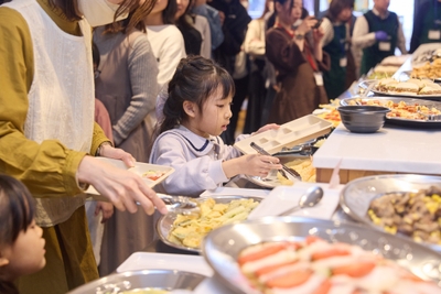 「アレルギーフレンドリーブッフェ」で好きな料理を選ぶ子ども