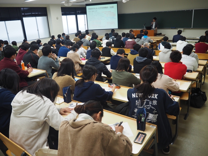 講師の話に聞き入る学生たち