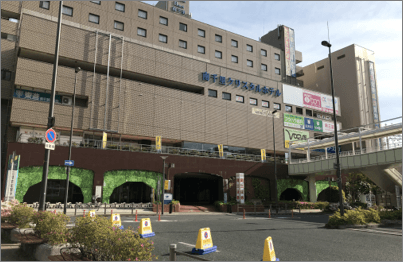 【店舗入居ビル　外観】