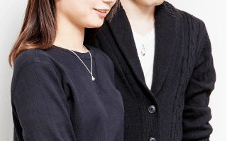 全ての工程を手作業で行うため、機械では再現できないような細かい輝きや優しい雰囲気を醸し出します。手作り特有のオリジナル感を是非、ご体感ください。