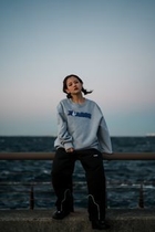 Logo Crew Sweat 〈Model Shot1〉