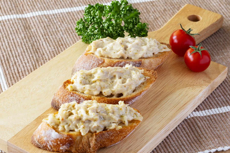 卵サラダをバゲットにのせて