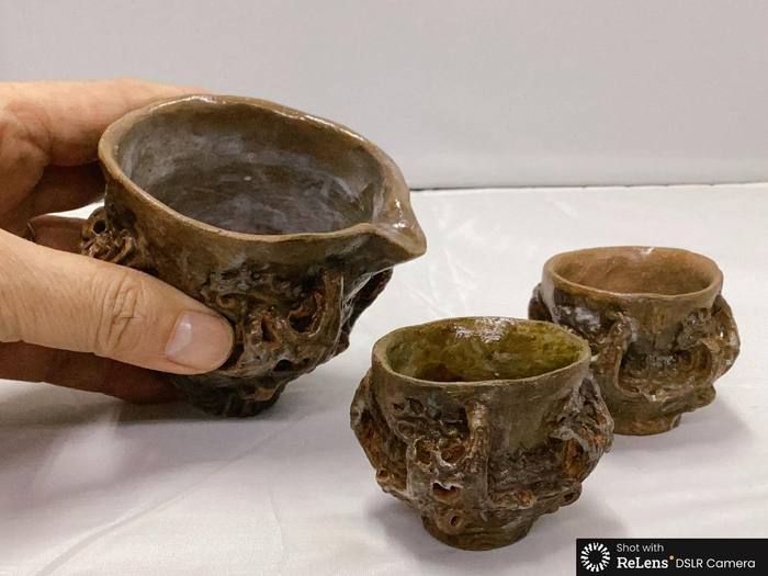 縄文火焔型土器型お銚子にてぐい呑みを満たします。