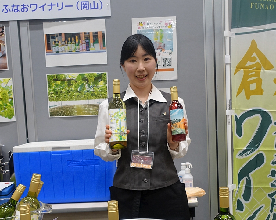 卒業生の宗海さんは自分が商品化を手掛けたジンジャーリッチワイン(右側)もPR