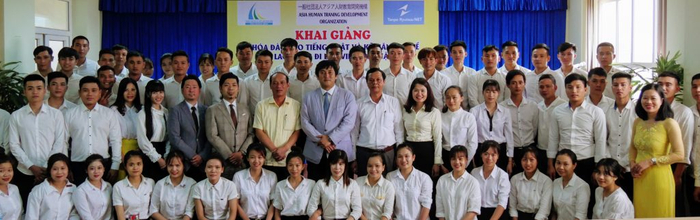 2019 年 4 月 26 日 TRNジョブトレーニングセンター開校式 所在地：ベトナム社会主義共和国 クアンビン省
