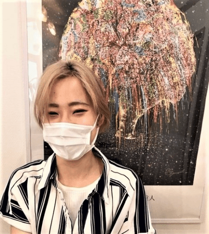 【写真3：店内に飾られている「障がい者アーティスト 山下重人氏」のアートポスターと自社スタッフ】