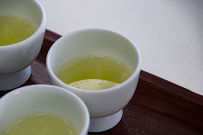 高級な日本茶で確認する事が出来る　毛茸(もうじ) と呼ばれる新茶葉を優しく守っている、葉の毛の写真。