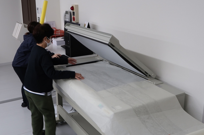 写真1 大判資料のスキャン作業