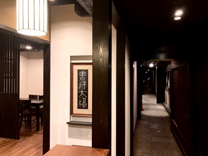 京町家の店内、奥座敷へと続く細長い石畳が
