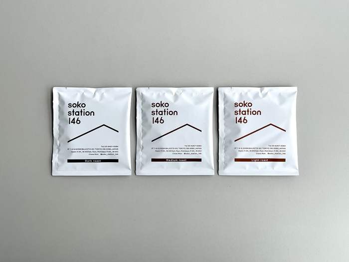 当店を象徴する三角屋根のモチーフと豆の色味をイメージしたカラーリングで視覚的な工夫を。