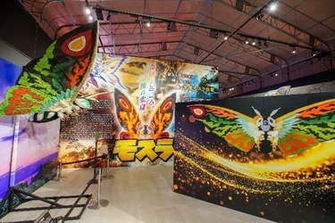 淡路島「ニジゲンノモリ」で大人気怪獣と出会える！
ゴジラミュージアム『モスラ特別展』 事前予約特典第3弾