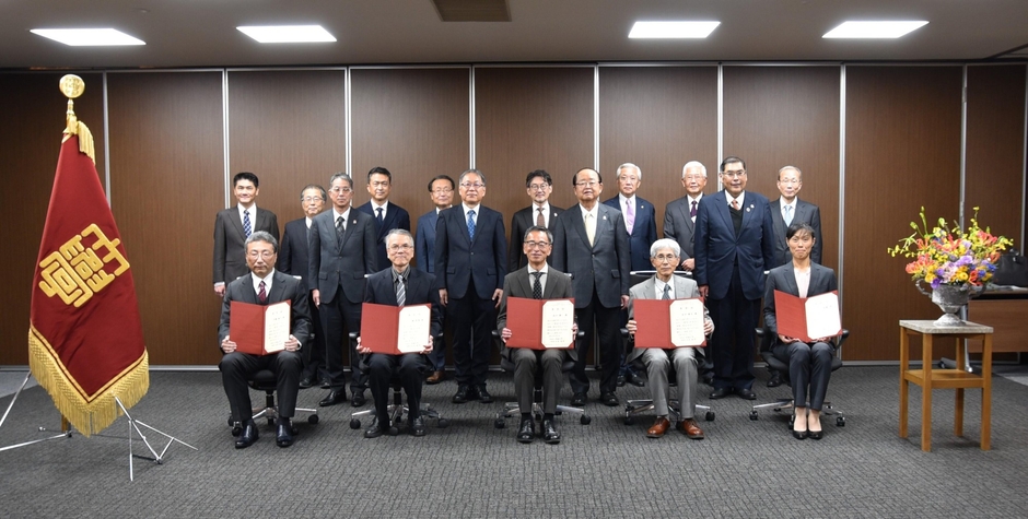 永年勤続者表彰を受けた皆さん（前列）