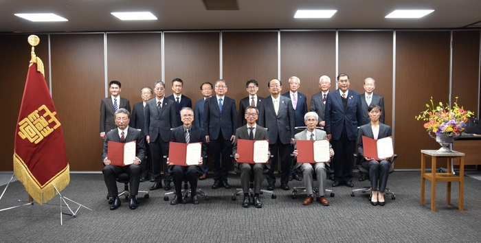 永年勤続者表彰を受けた皆さん(前列)