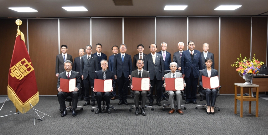 永年勤続者表彰を受けた皆さん(前列)