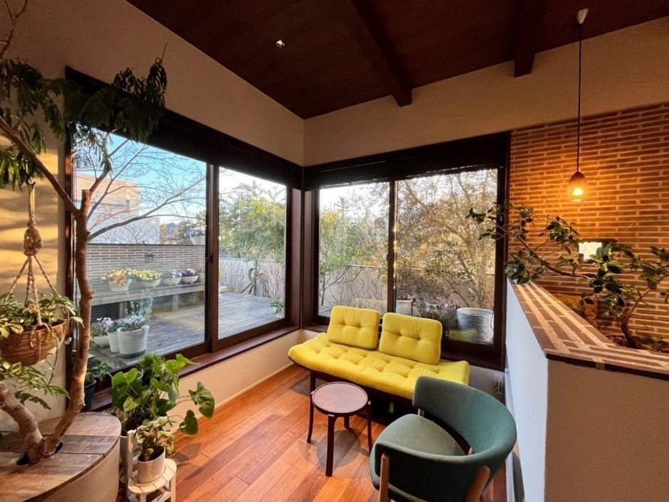 落葉の季節、室内から見える英津子さんの寄せ植え